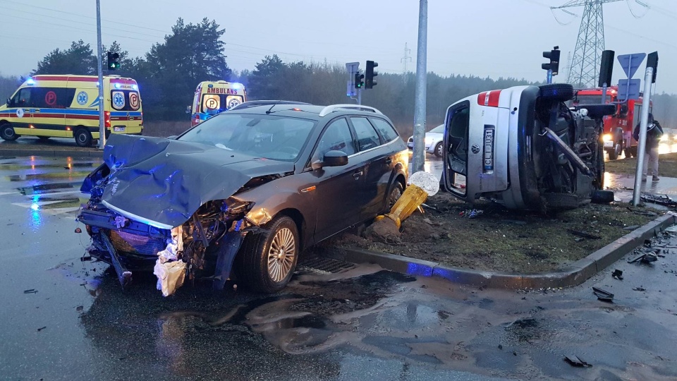 Wypadek na skrzyżowaniu Akademickiej, Rejewskiego i Matki Teresy z Kalkuty w Bydgoszczy/fot. Bydgoszcz 998