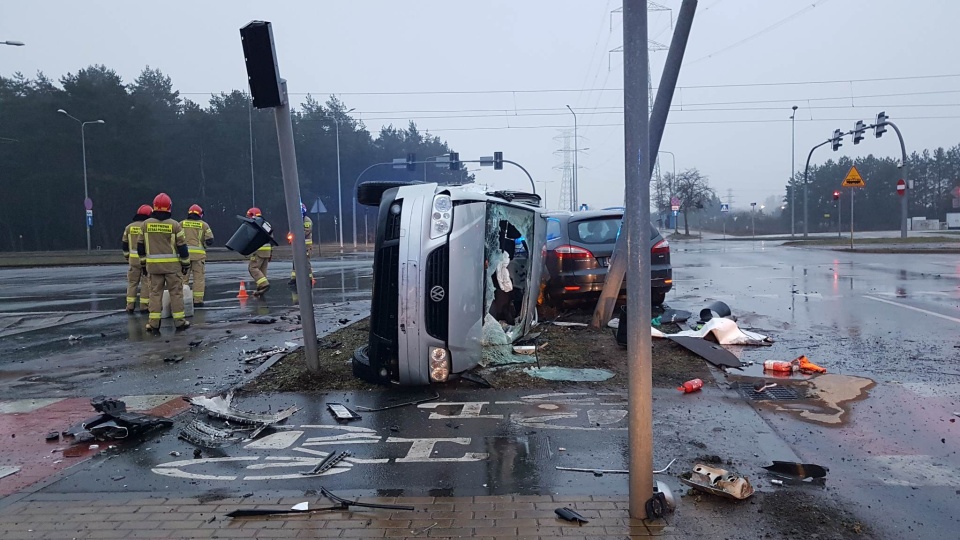 Wypadek na skrzyżowaniu Akademickiej, Rejewskiego i Matki Teresy z Kalkuty w Bydgoszczy/fot. Bydgoszcz 998