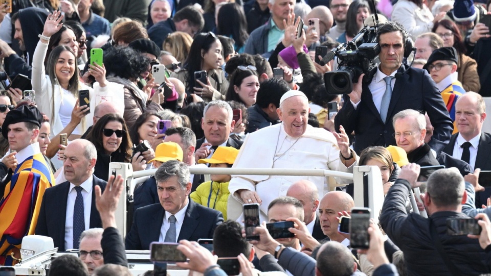 Papież Franciszek podczas objazdu placu Świętego Piotra/fot. PAP, EPA