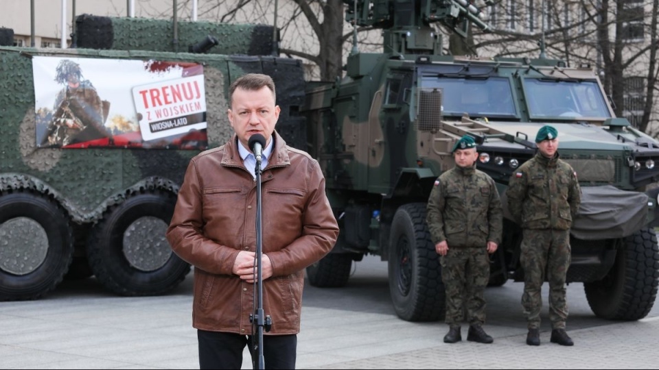 Wicepremier, minister obrony narodowej Mariusz Błaszczak zainaugurował trzecią edycję projektu „Trenuj z Wojskiem” pod hasłem „Trenuj z wojskiem wiosna-lato”/fot. Paweł Supernak, PAP