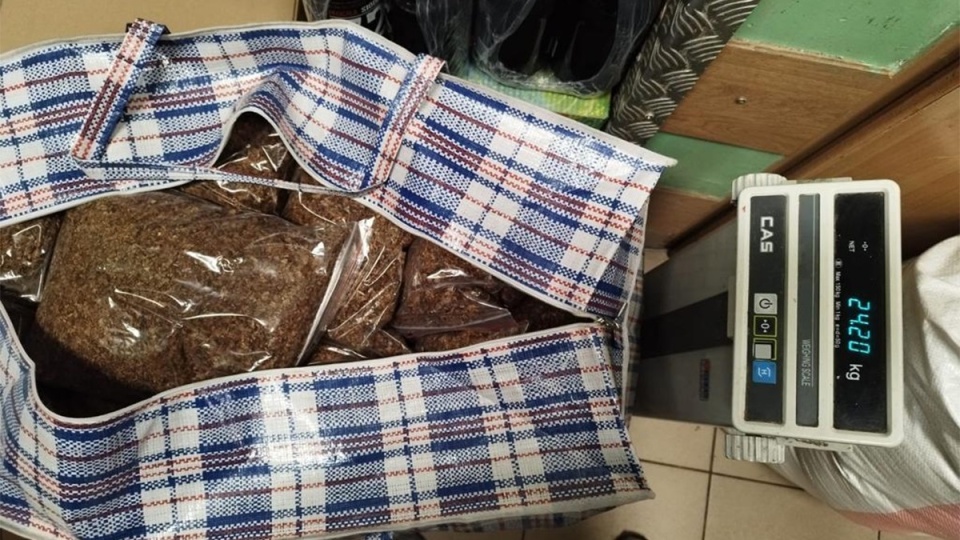 Funkcjonariusze zabezpieczyli w sumie ponad 70 paczek, w których było przeszło 36 kilogramów nielegalnego „towaru”/fot. KMP w Toruniu