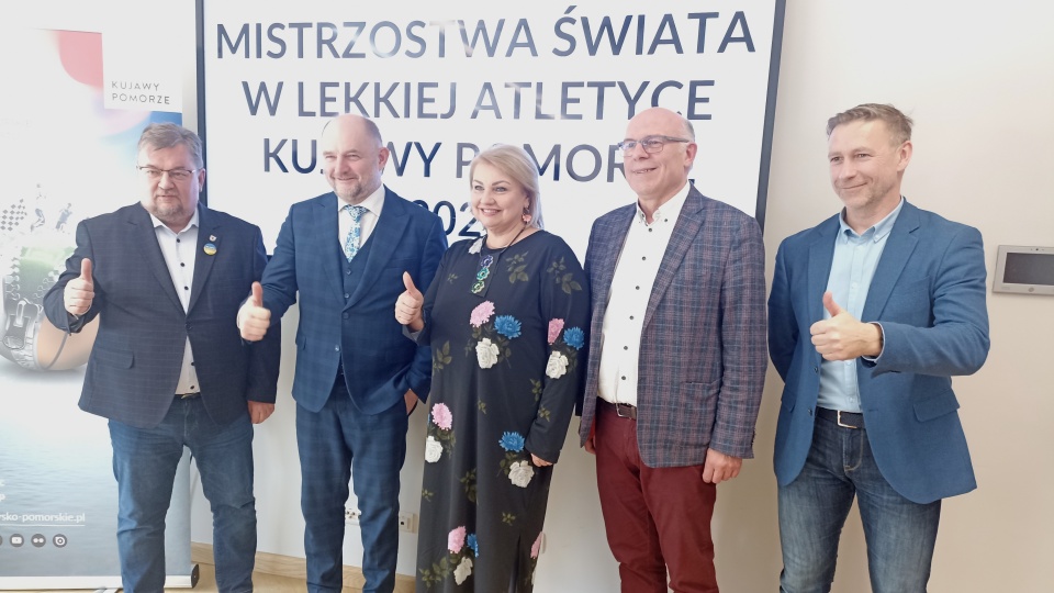 Przedstawiciele województwa i Związku Lekkiej Atletyki mieli powody do świętowania. Halowe Mistrzostwa Świata odbędą się w Toruniu/Fot. Monika Kaczyńska