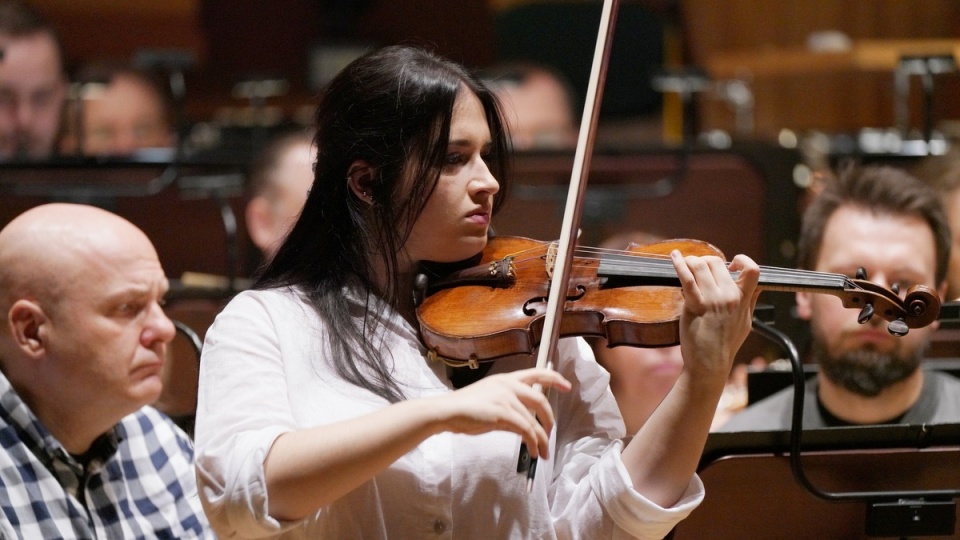 Sara Dragan podczas prób z Orkiestrą Symfoniczną Filharmonii Pomorskiej/fot. materiały FP