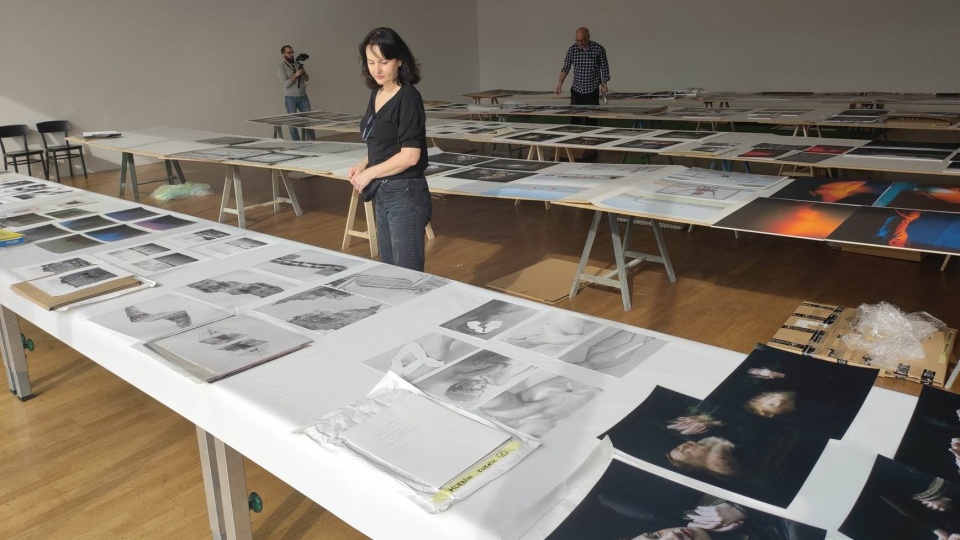Ponad 40 artystów prezentuje swoje prace na pokonkursowej ekspozycji „Wystaw się w CSW”. Na zdjęciu jury w czasie pracy /fot. CSW Toruń/Facebook