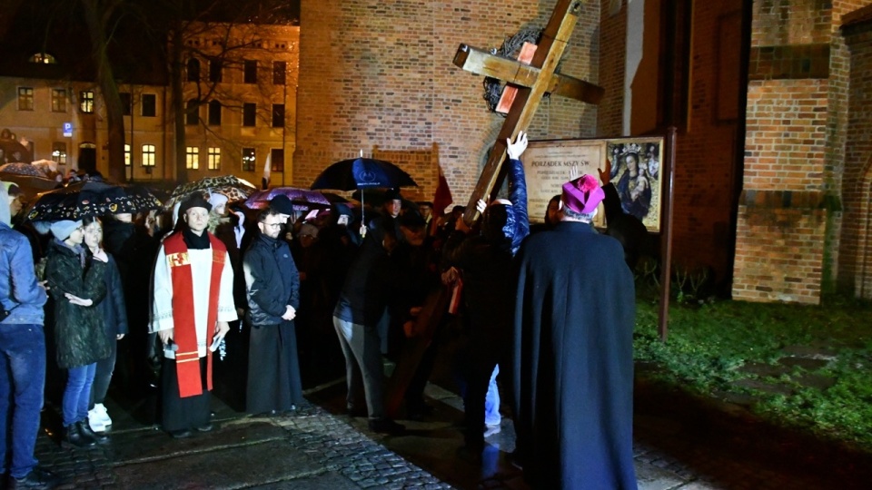 Bydgoska Droga Krzyżowa została przygotowana przez uczniów Zespołu Szkół Katolickich. Nabożeństwu przewodniczył biskup Krzysztof Włodarczyk/Fot: Marcin Jarzembowski, diecezja.bydgoszcz.pl