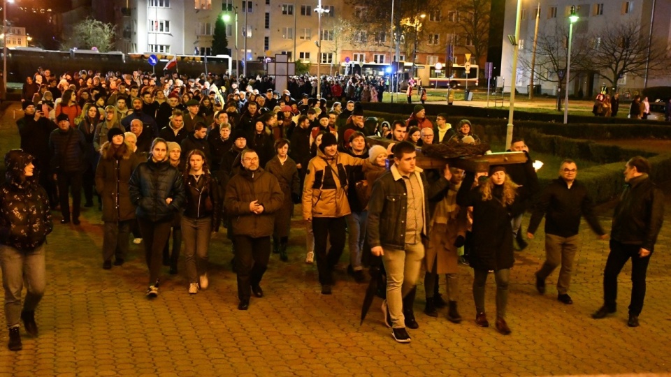 Bydgoska Droga Krzyżowa została przygotowana przez uczniów Zespołu Szkół Katolickich. Nabożeństwu przewodniczył biskup Krzysztof Włodarczyk/Fot: Marcin Jarzembowski, diecezja.bydgoszcz.pl