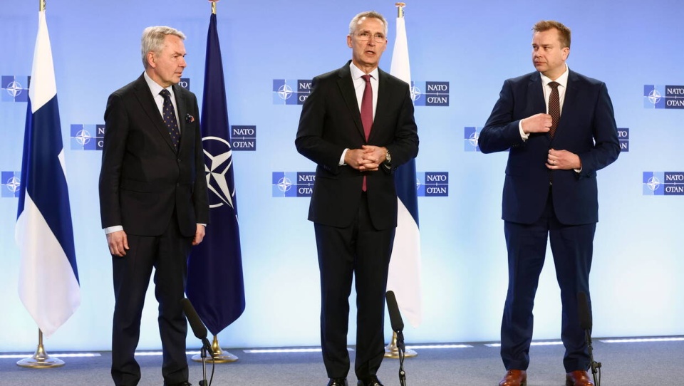 Szef NATO Jens Stoltenberg, fiński minister spraw zagranicznych Pekka Haavisto i fiński minister obrony Antti Kaikkonen/fot. PAP, EPA