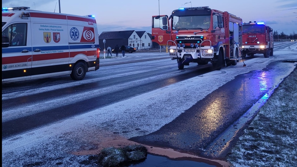 Na miejscu zdarzenia pracują cztery zastępy straży pożarnej/Fot: OSP w Nakle