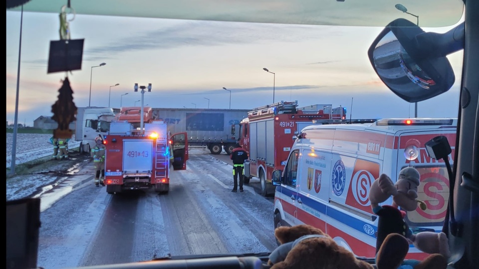 Na miejscu zdarzenia pracują cztery zastępy straży pożarnej/Fot: OSP w Nakle