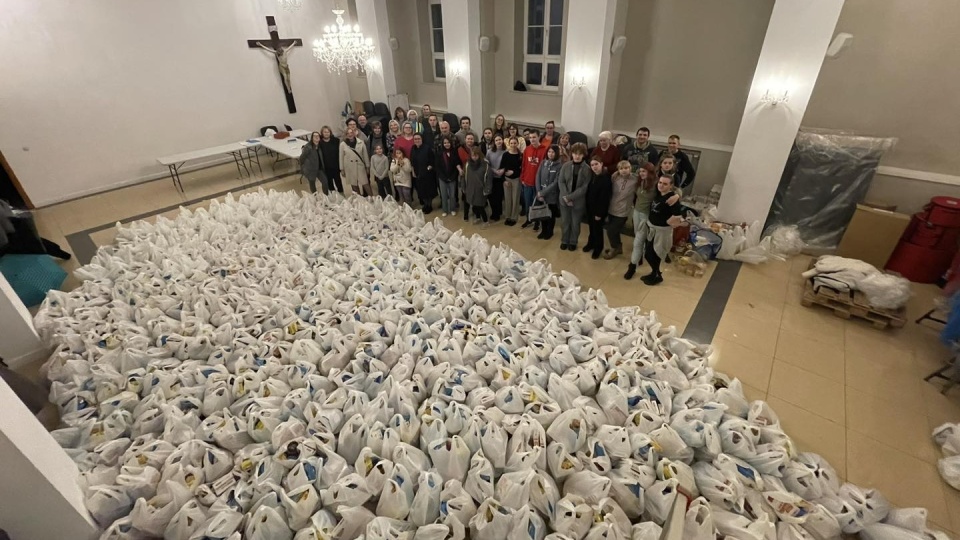Do paczek trafiły m.in. produkty przekazane podczas zbiórek żywności, które wolontariusze przeprowadzili w ubiegły weekend/fot. Bazylika pomaga, Facebook