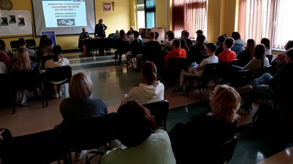 Funkcjonariusze Policji wraz z pracownikami sanepidu pokazali młodzieży, jakie konsekwencje może przynosić uzależnienie od alkoholu i narkotyków/Fot: KMP w Bydgoszczy