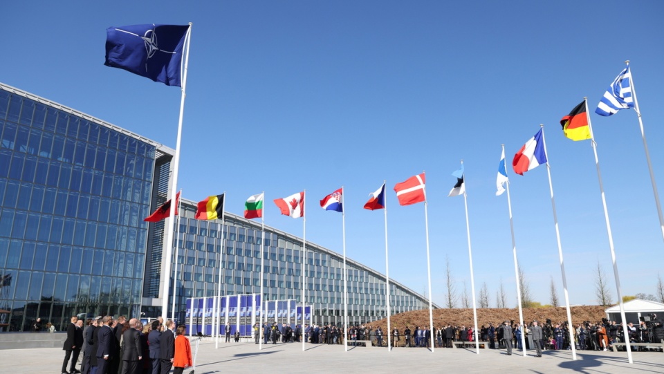 Przed kwaterą główną NATO w Brukseli na maszt wciągnięta została flaga Finlandii/fot. PAP, EPA