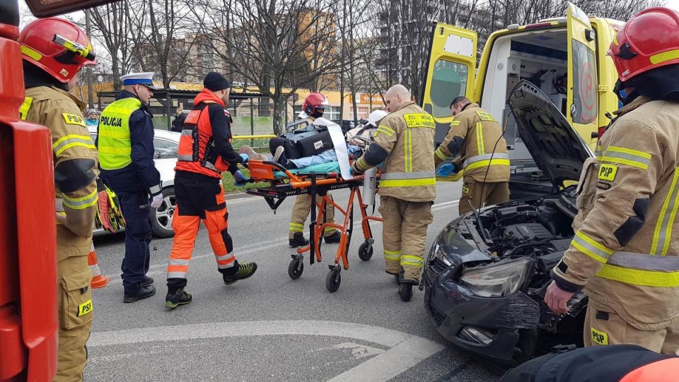 Gdy udało się przywrócić czynności życiowe, mężczyzna został zabrany do szpitala/fot. Bydgoszcz 998