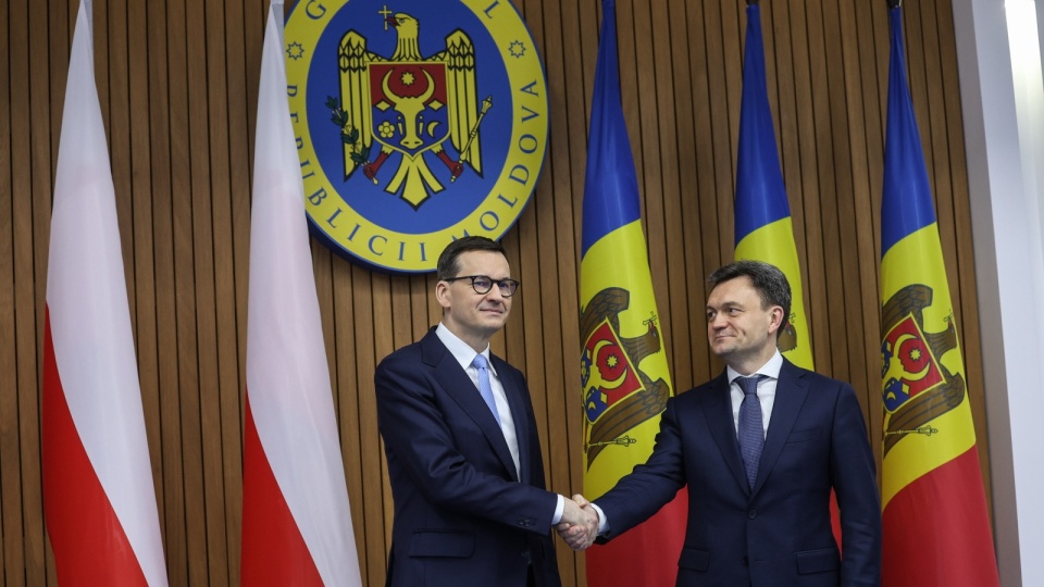 Premier RP Mateusz Morawiecki oraz premier Mołdawii Dorin Recean podczas powitania w Kiszyniowie/fot. Rafał Guz, PAP (kadr. - redakcja)