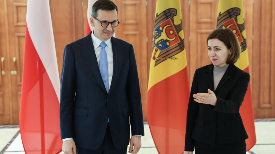 Premier RP Mateusz Morawiecki oraz prezydent Mołdawii Maia Sandu podczas powitania w Pałacu Prezydenckim w Kiszyniowie/fot. Rafał Guz, PAP (kadr. - redakcja)