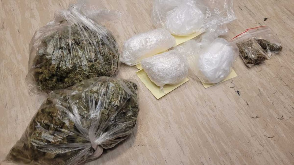Policjanci z Wydziału do walki z Przestępczością Narkotykową i Pseudokibiców Komendy Miejskiej Policji w Bydgoszczy zatrzymali 39-latka, który przechowywał narkotyki w pracy oraz w miejscu zamieszkania/fot. KMP Bydgoszcz