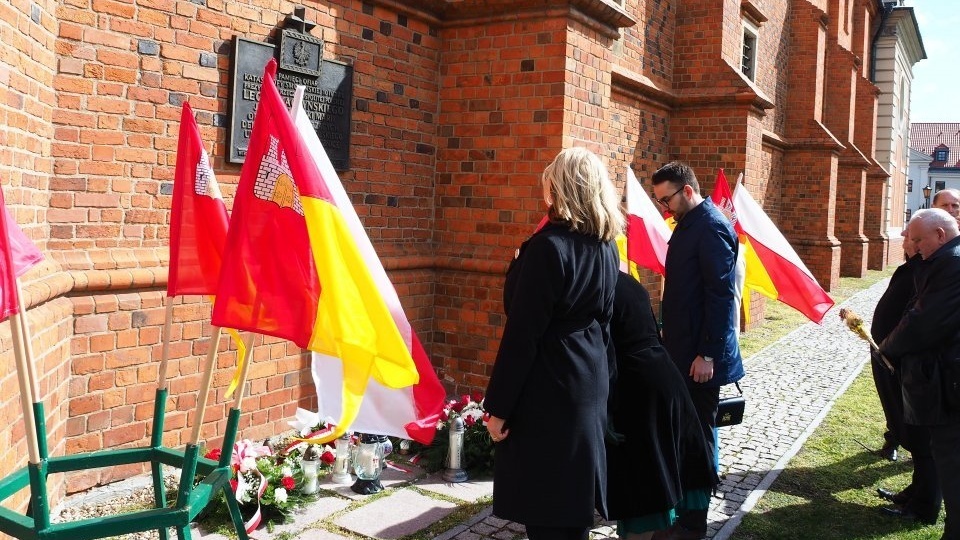 Delegacja Włocławka na czele z prezydentem Markiem Wojtkowskim złożyła kwiaty pod tablicą upamiętniającą wydarzenia z 10 kwietnia 2010 roku/Fot: wloclawek.eu