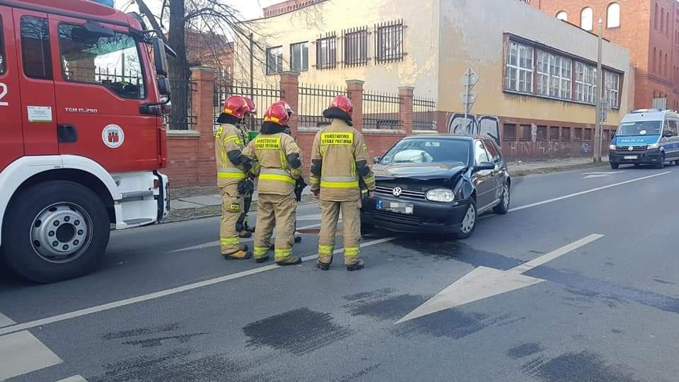 Przeprowadzone przez policjantów badanie alkomatem wykazało, że kierowca był po wpływem alkoholu/fot. Bydgoszcz998, Facebook