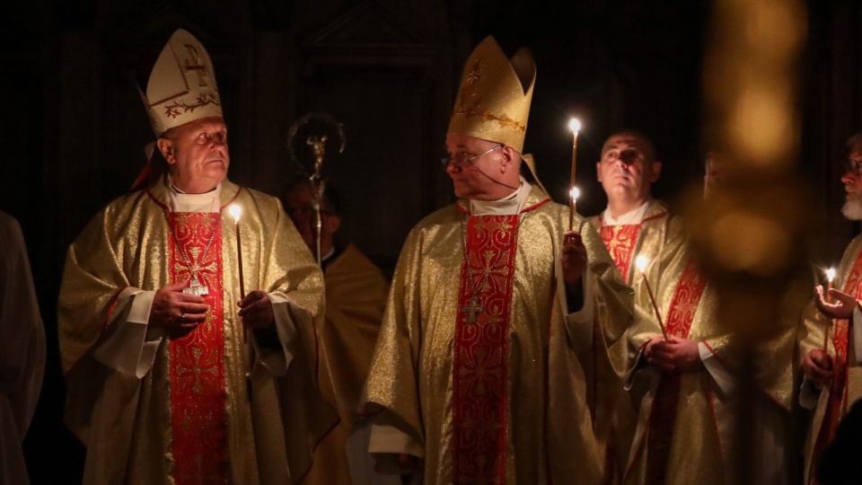 Biskup senior diecezji drohiczyńskiej, rezydent archidiecezji warszawskiej bp Tadeusz Pikus oraz biskup pomocniczy archidiecezji warszawskiej Michał Janocha podczas rozpoczynającej obchody Zmartwychwstania Pańskiego liturgii Wigilii Paschalnej w Archikatedrze Warszawskiej/fot. Tomasz Gzell, PAP