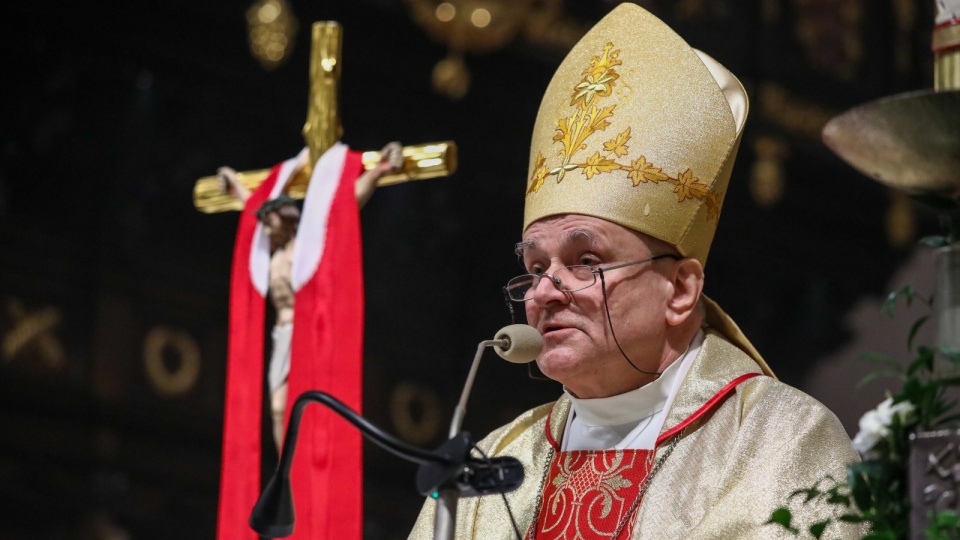 Biskup Michał Janocha podczas rozpoczynającej obchody Zmartwychwstania Pańskiego liturgii Wigilii Paschalnej w Archikatedrze Warszawskiej/fot. Tomasz Gzell, PAP