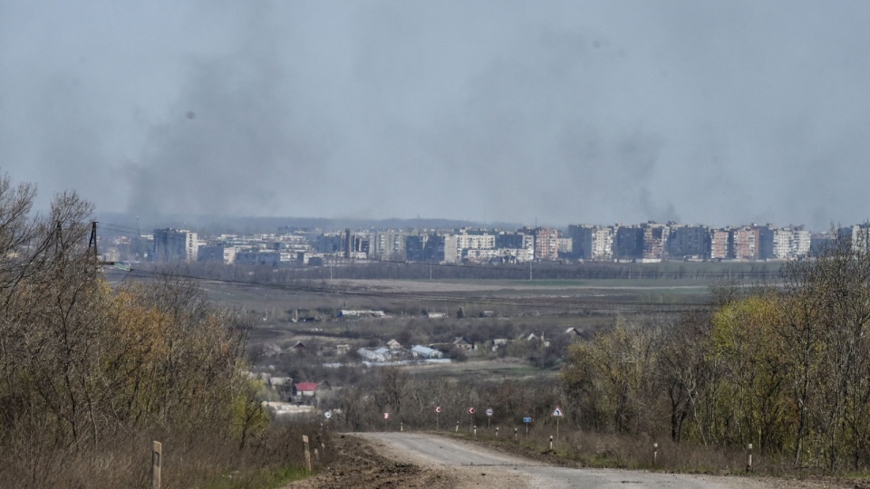 Widok dymów nad Bachmutem/fot. Oleg Petrasyuk, PAP/EPA