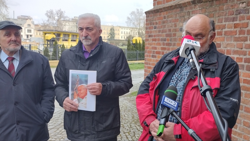 Pod bydgoską katedrą zorganizowano konferencję z okazji zbliżającego się Marszu Jedności w obronie św. Jana Pawła II/Fot: Maciej Wilkowski