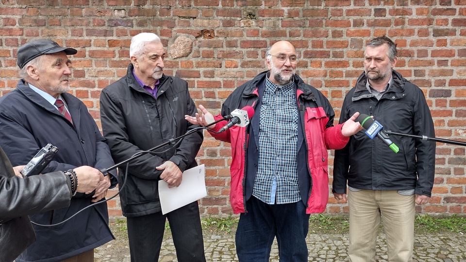 Pod bydgoską katedrą zorganizowano konferencję z okazji zbliżającego się Marszu Jedności w obronie św. Jana Pawła II/Fot: Maciej Wilkowski