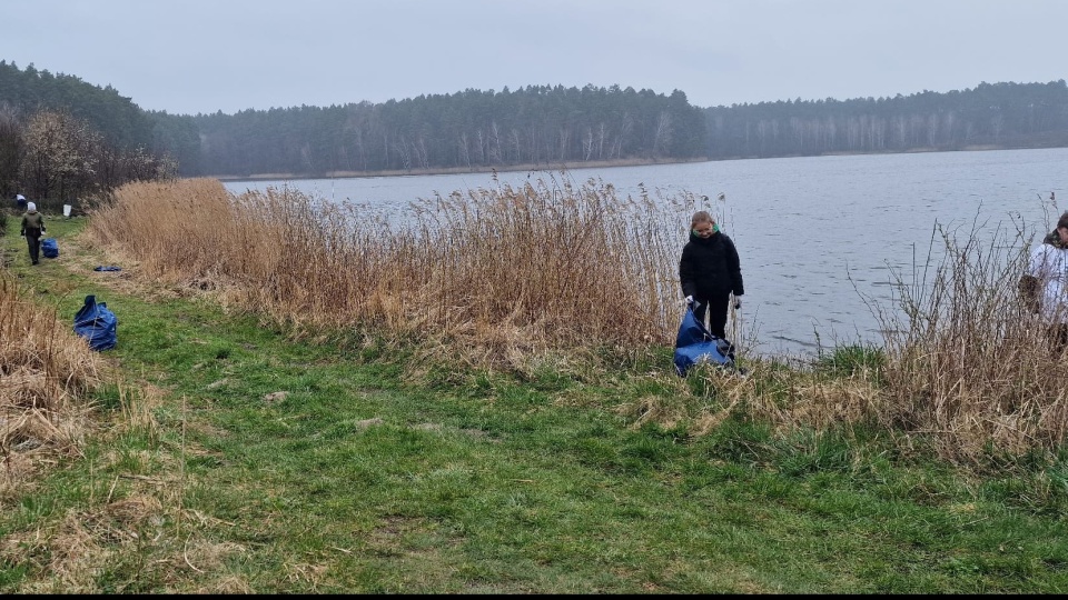 Efektem akcji było kilkaset kilogramów śmieci, które były porozrzucane przy rzecz Wdzie i jeziorze Mukrz/Fot: Marcin Doliński