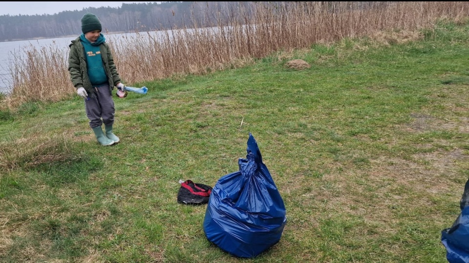 Efektem akcji było kilkaset kilogramów śmieci, które były porozrzucane przy rzecz Wdzie i jeziorze Mukrz/Fot: Marcin Doliński