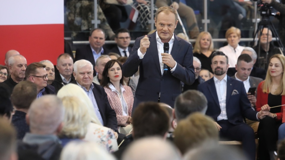 Przewodniczący Platformy Obywatelskiej Donald Tusk (C) podczas spotkania z mieszkańcami w Białej Podlaskiej w ramach akcji #TuJestPrzyszłość/fot. Artur Reszko, PAP