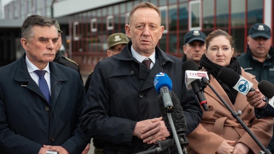 Minister rolnictwa i rozwoju wsi Robert Telus (w centrum), wojewoda lubelski Lech Sprawka (z lewej) i wiceminister rolnictwa i rozwoju wsi Anna Gembicka (druga od prawej) podczas konferencji na przejściu granicznym w Dorohusku/Wojtek Jargiło, PAP