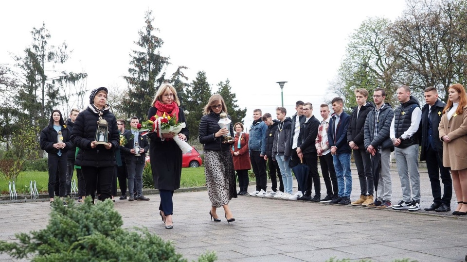 Miejskie uroczystości we Włocławku odbyły się przy pomniku Żydów włocławskich, usytuowanym na terenie dawnego włocławskiego getta/fot. Włocławek jak malowany, Facebook