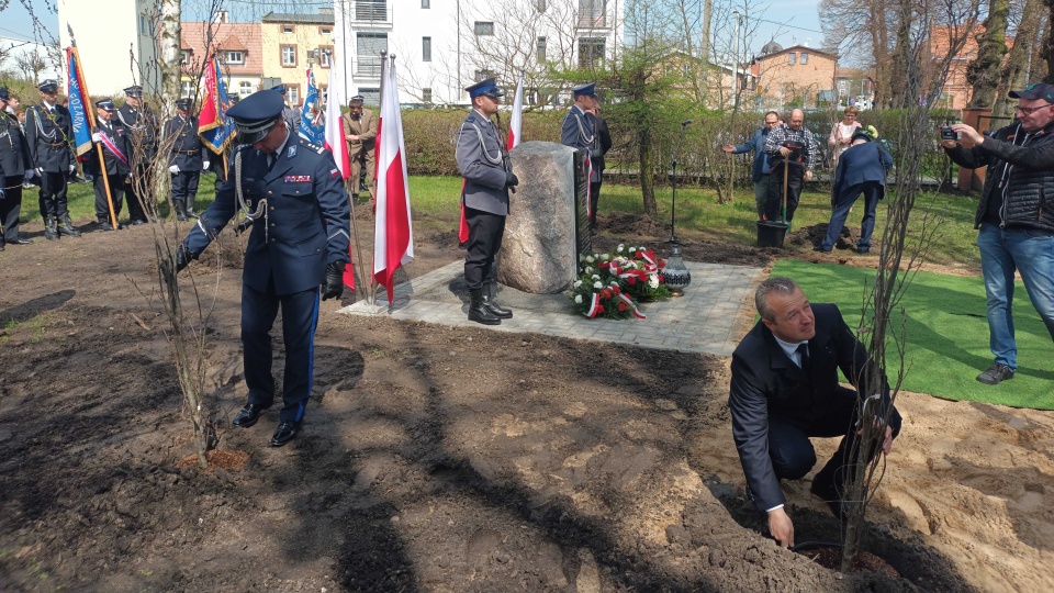 Przedstawiciele województwa i służb mundurowych wzięli udział w uhonorowaniu ośmiu policjantów, którzy zostali zamordowani w Twerze podczas II wojny światowej/Fot: Marcin Glapiak
