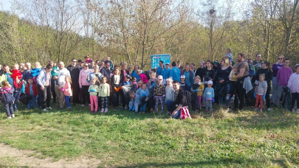 Dzieci z przedszkola S.T.E.P. (Społecznego Towarzystwa Edukacji Przedszkolnej) w Bydgoszczy posprzątały las w okolicach ulic: Nowotoruńskiej, Sandomierskiej i al. L. Kaczyńskiego /fot. Jolanta Fischer