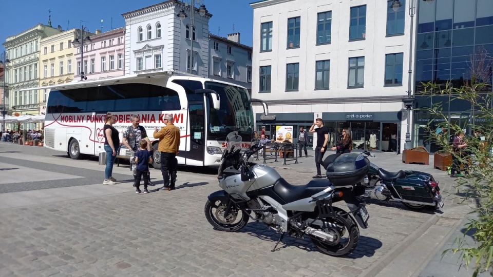 Do podzielenia się „darem życia" zachęcali bydgoscy motocykliści. Część z nich sama stanęła w kolejce do krwiobusu /fot. Tatiana Adonis