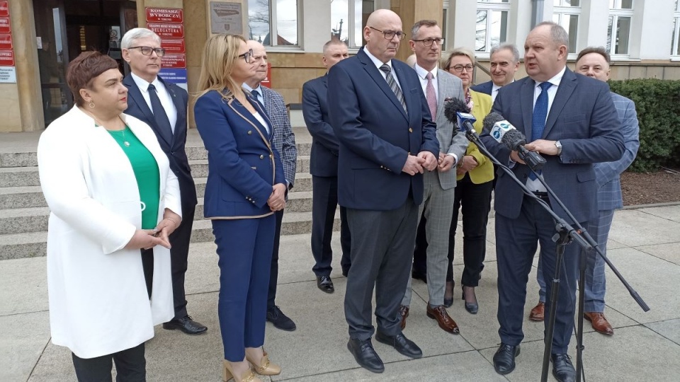 W briefingu poza posłem Zgorzelskim wzięli też udział działacze Polskiego Stronnictwa Ludowego z regionu – wśród nich byli m.in. poseł Dariusz Kurzawa i senator Ryszard Bober/fot. Monika Kaczyńska