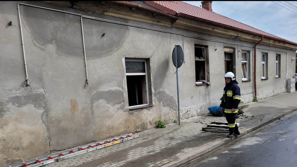 W pożarze kamienicy w Kowalu zmarły dwie osoby, a kolejne trzy trafiły do szpitali/fot. Agnieszka Marszał