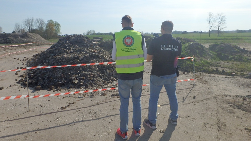 Kolejne tony śmieci znalezionych w lesie w powiecie aleksandrowskim. Policja monitoruje lokalne firmy, które zajmują się gospodarowaniem odpadów/fot: Facebook/WIOŚ Bydgoszcz