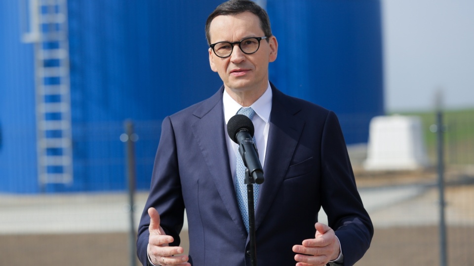 Premier Mateusz Morawiecki podczas wypowiedzi dla mediów w ramach wizyty na terenie budowy stacji uzdatniania wody we wsi Blanki (województwo warmińsko-mazurskie)/fot. Tomasz Waszczuk/PAP