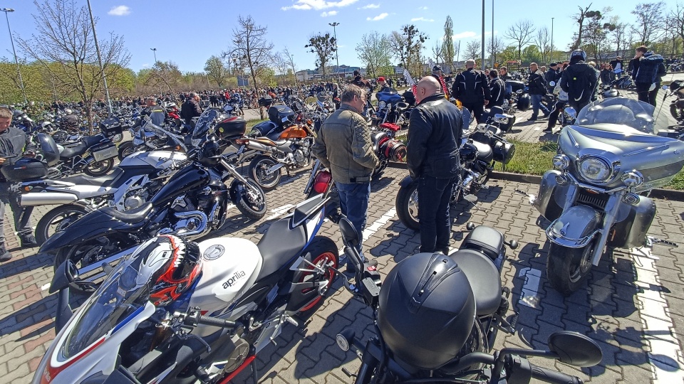 Pod toruńską Motoareną kilkaset motocyklistów uroczyście rozpoczęło sezon. Nie zabrakło ryku silników i wspólnych rozmów/Fot: Monika Kaczyńska