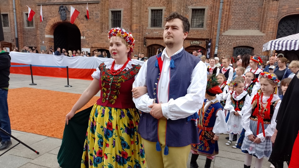 W programie toruńskich uroczystości znalazły się występy taneczne, asysta wojskowa i odśpiewanie hymnu/fot: Michał Zaręba