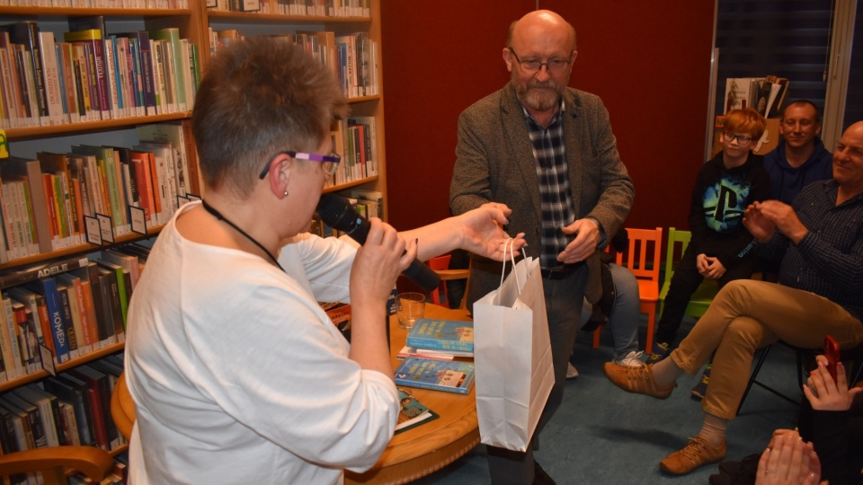 W ramach programu „Biblioteka bez barier” do Grudziądza zawitał m.in. Artur Barciś/fot: Facebook/Biblioteka Miejska Grudziądz