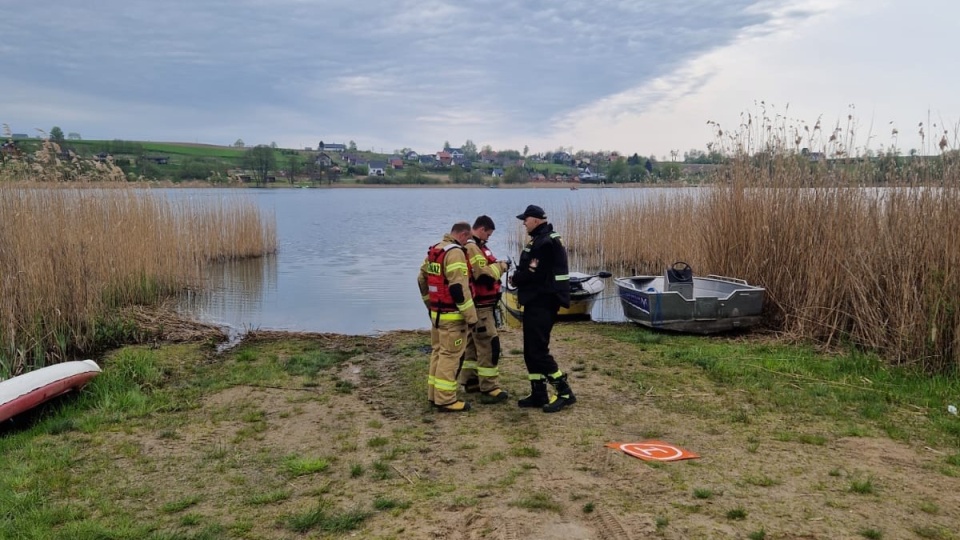 W niedzielne południe na jeziorze wywróciła się łódź wiosłowa, którą płynęło trzech mężczyzn w wieku ok. 30 lat. Jeden z nich o własnych siłach dopłynął do brzegu. Drugi został wydobyty z wody przez osoby postronne - był nieprzytomny i pomimo reanimacji zmarł w szpitalu./fot. OSP Łąkorz/Facebook
