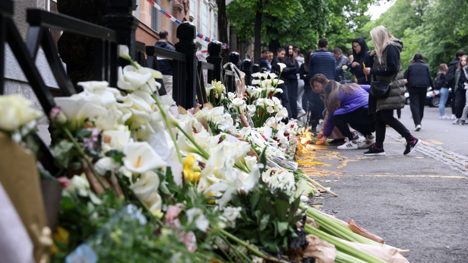 Mieszkańcy zostawiają kwiaty i maskotki przed szkołą, w której doszło do zamachu/fot. Andrej Cukic/PAP/EPA