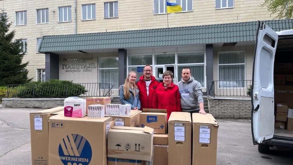 Przekazanie darów szpitalowi w mieście Suma, leżącym blisko granicy z Rosją/fot. Fundacja Polska, Facebook