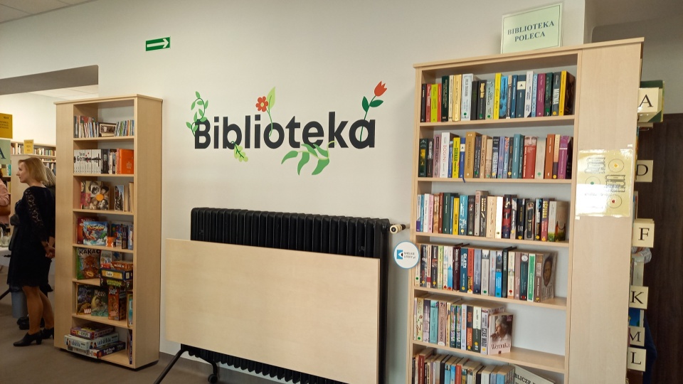 W nowej bibliotece dominują książki, ale można również zaprogramować robota i pograć na konsoli/fot: Agata Raczek