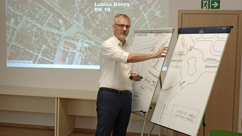 Marek Nicewicz analizuje projekt rond turbinowych w Lubiczu Górnym i Lubiczu Dolnym/fot: Monika Kaczyńska