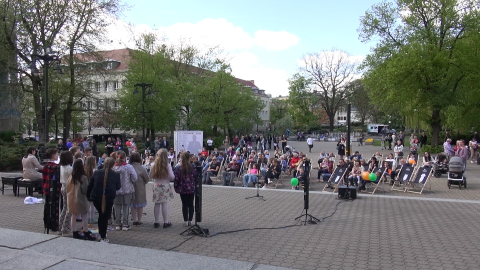 Filharmonia w leżaku (jw)