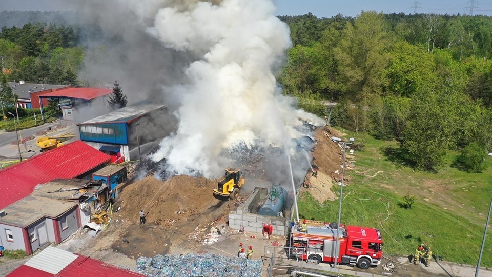 З вогнем боролися кілька пожежних машин. Нові відходи ніде розміщувати на попелищі/fot. Bydgoszcz 998