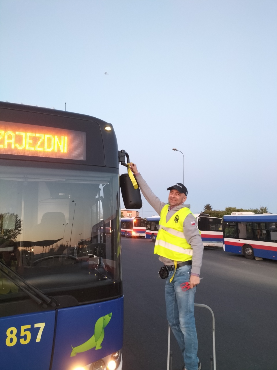 Z okazji Dnia Kierowcy Zawodowego bydgoskie autobusy zostały ozdobione żółtymi wstążkami/fot: MZK w Bydgoszczy